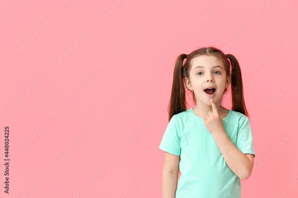 小女孩在彩色背景上训练发音字母
