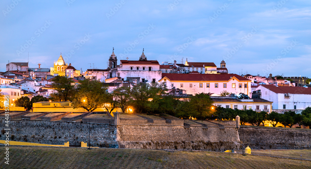葡萄牙埃尔瓦斯的晚间全景