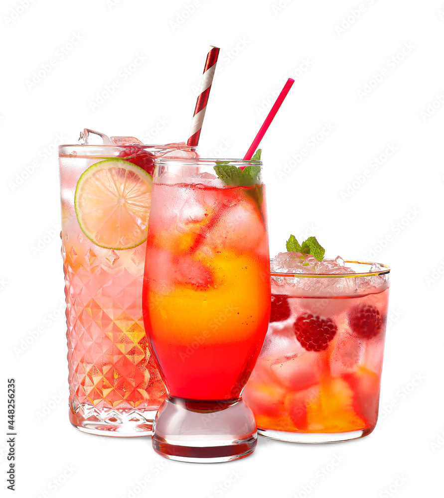 白底配美味树莓柠檬水的玻璃杯