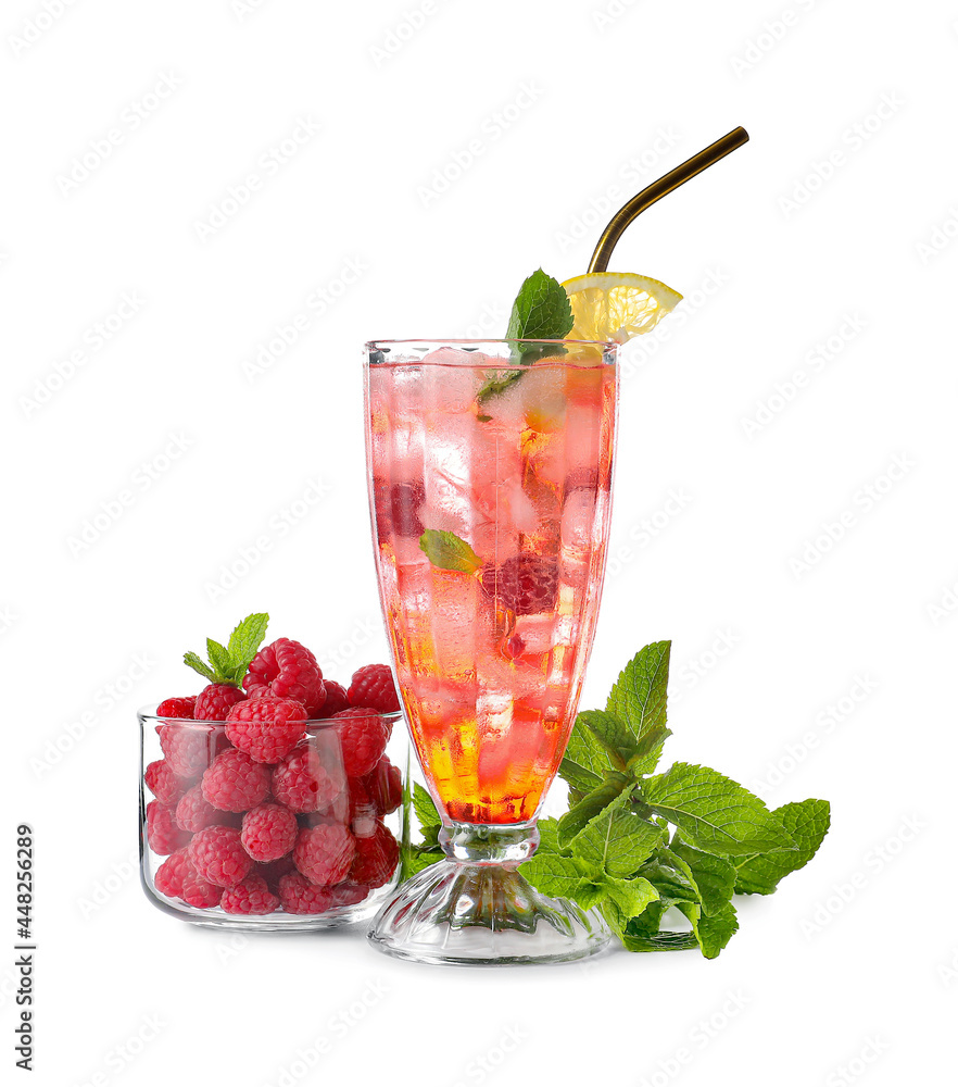 一杯美味的柠檬水和一碗白底树莓