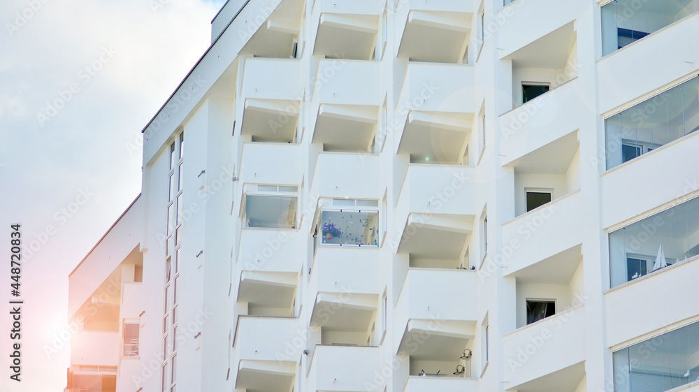 一栋带大窗户的住宅楼的现代白色立面。现代设计的混凝土a视图