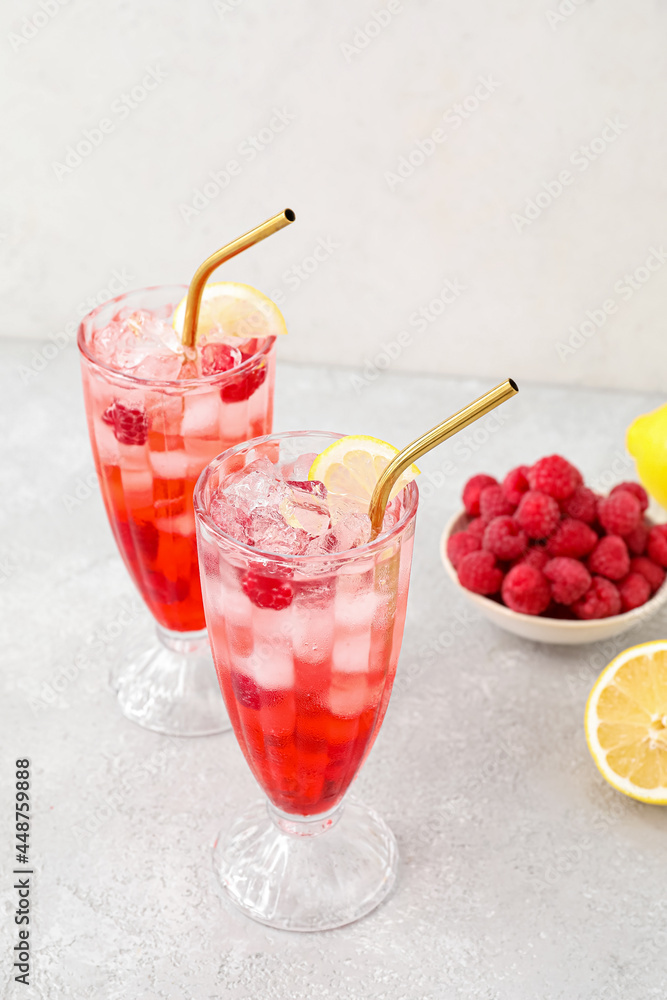 一杯美味的柠檬水和一碗淡背景树莓
