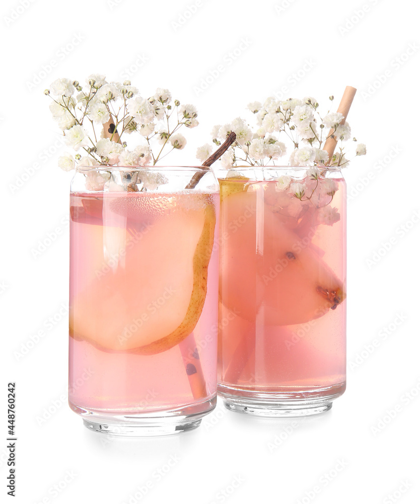 白色背景上有美味鸡尾酒和美丽的吉普赛花的玻璃杯