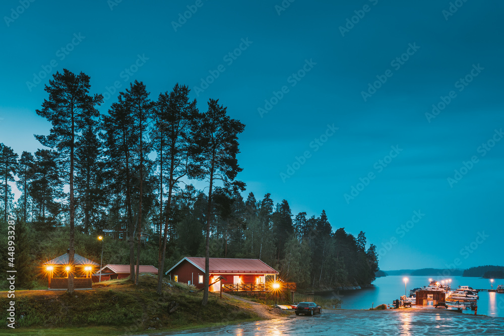 瑞典.瑞典.美丽的红色瑞典木制木屋在洛基岛海岸夏夜E
