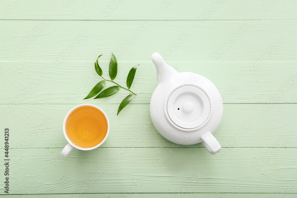 彩色木底绿茶壶和一杯茶