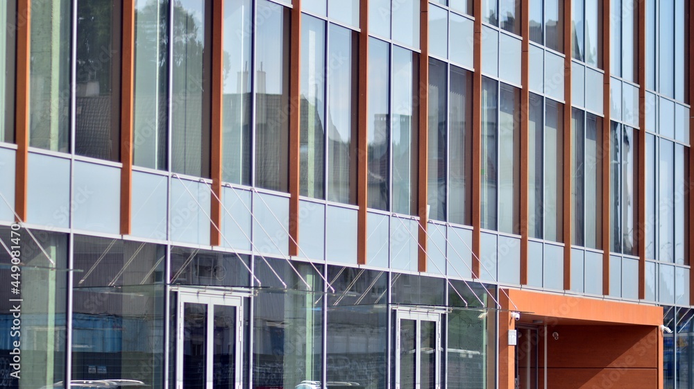 玻璃幕墙的现代办公楼的未来主义立面。莫的玻璃幕墙和窗户