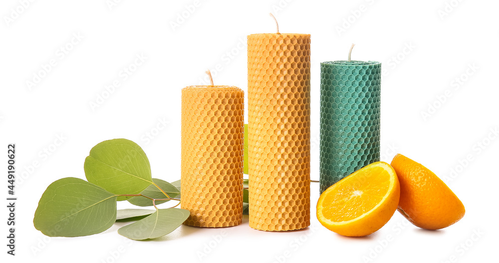 手工制作的蜡蜡烛，白色背景上的橙色和桉树树枝