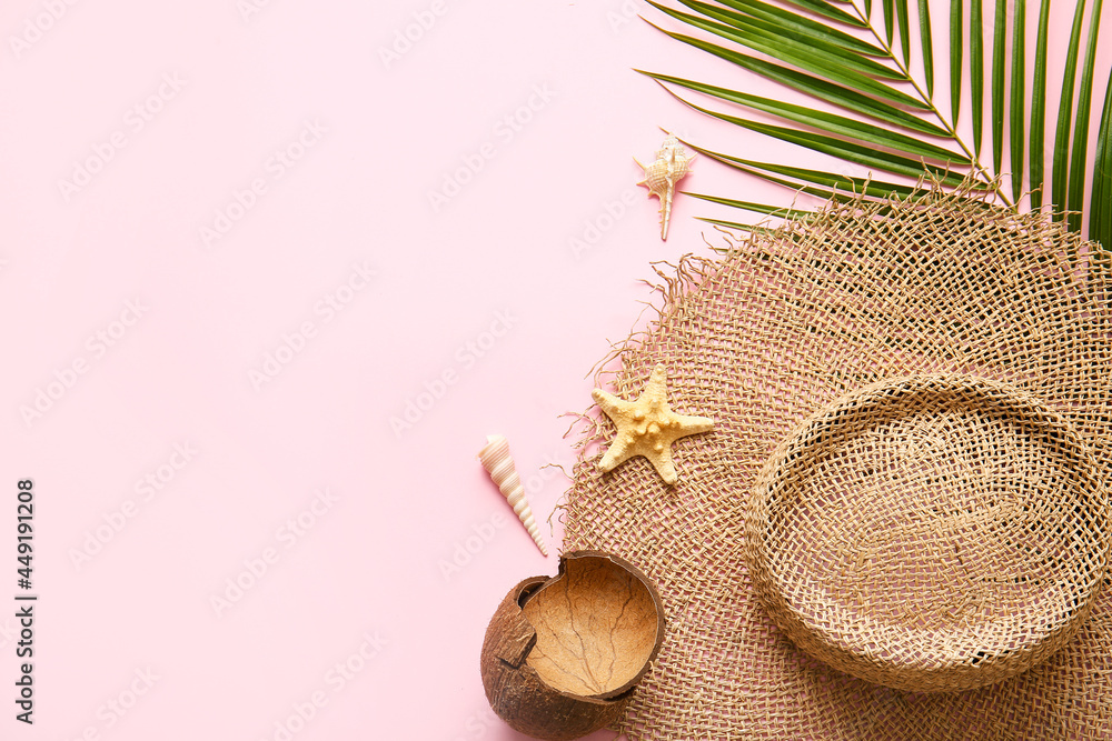 草帽、椰子壳和棕榈叶的构图，彩色背景，特写