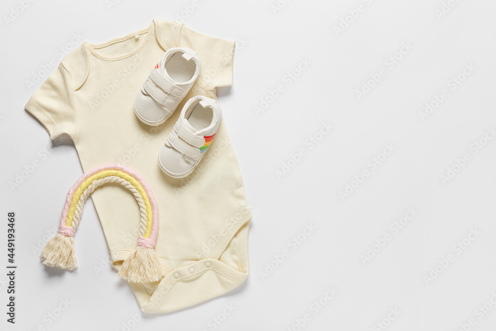 白色背景的婴儿衣服、玩具和鞋子