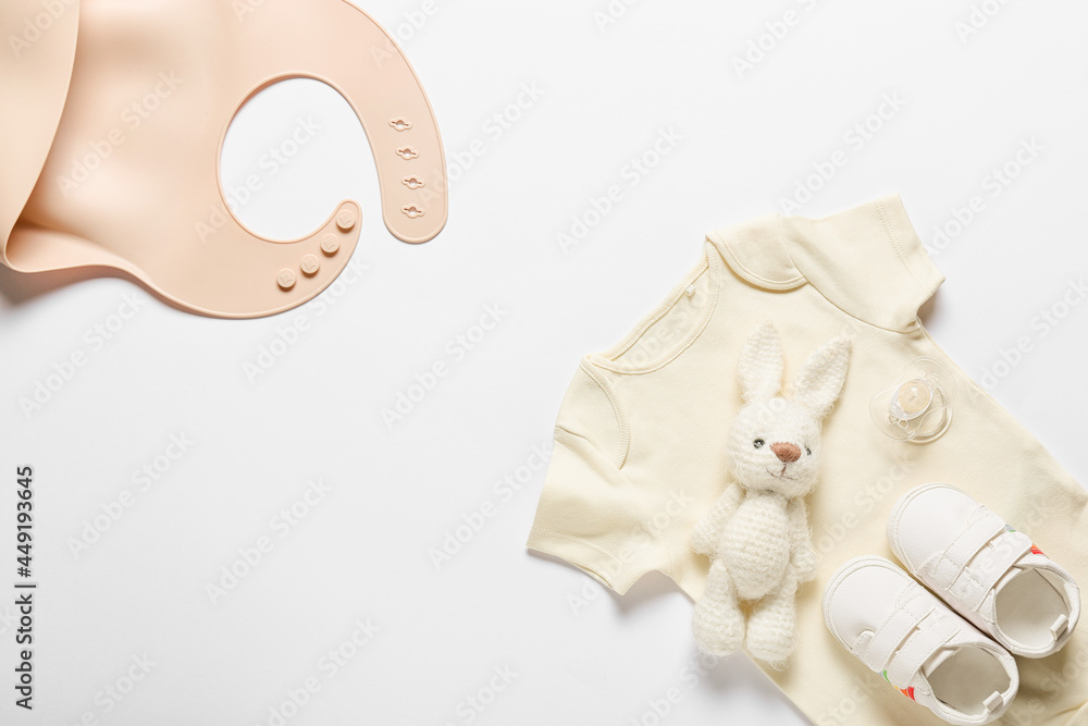 白色背景的婴儿衣服、鞋子、玩具和配件