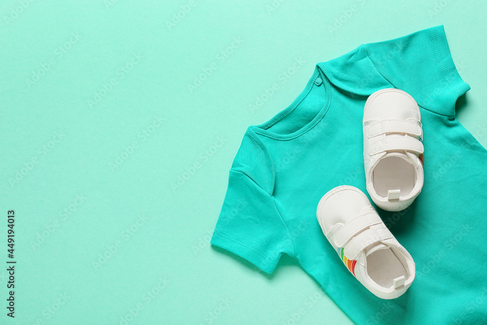 彩色背景的婴儿衣服和鞋子