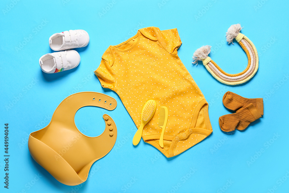 彩色背景的婴儿衣服、鞋子、玩具和配件