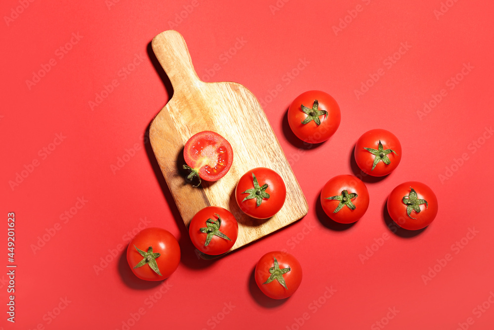 彩色背景上有新鲜成熟的西红柿的木板