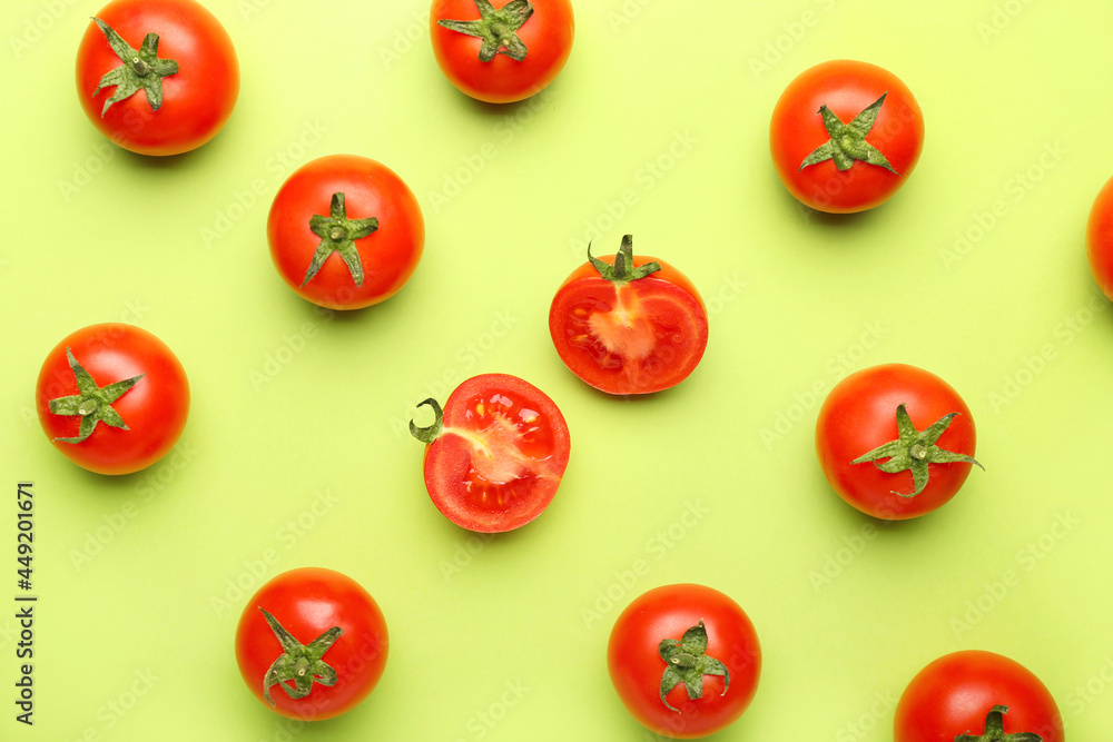 彩色背景上的新鲜成熟番茄