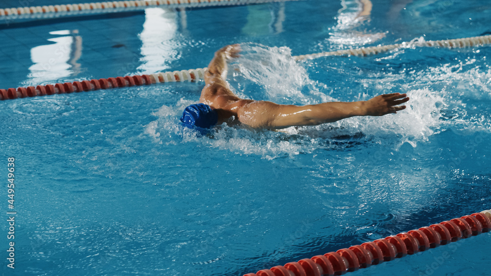 成功的男子游泳运动员比赛，在奥运游泳池游泳。职业运动员决心t