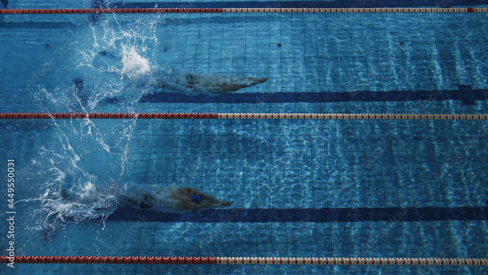游泳比赛：两名职业游泳运动员在游泳池跳跳跳水，更强更快获胜。运动员