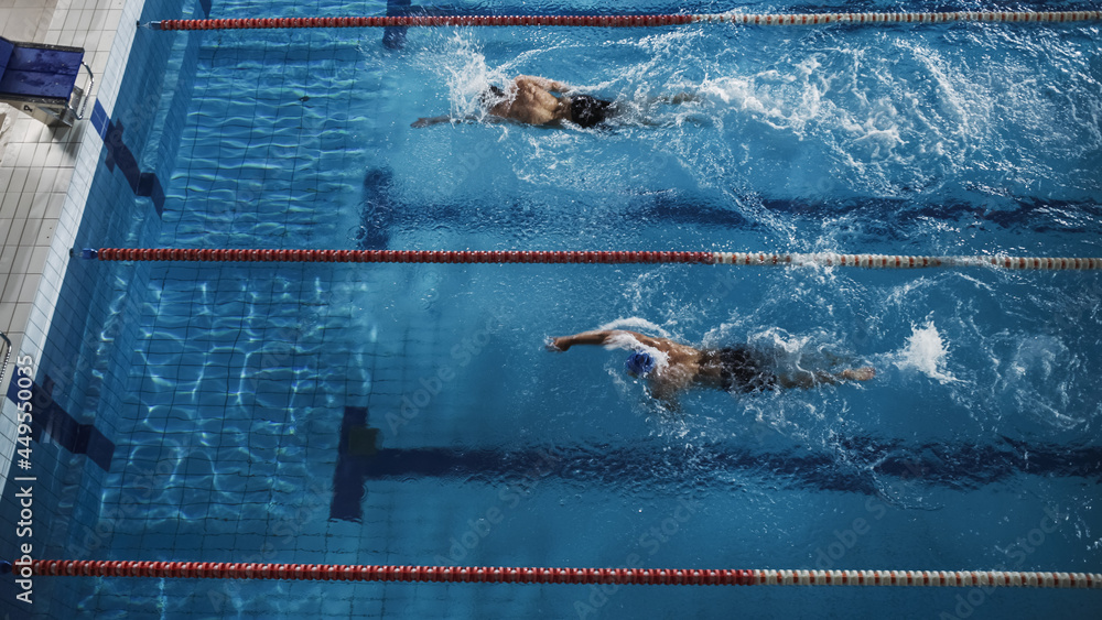 游泳比赛：两名专业游泳运动员在游泳池游泳，更强更快地获胜。运动员比赛