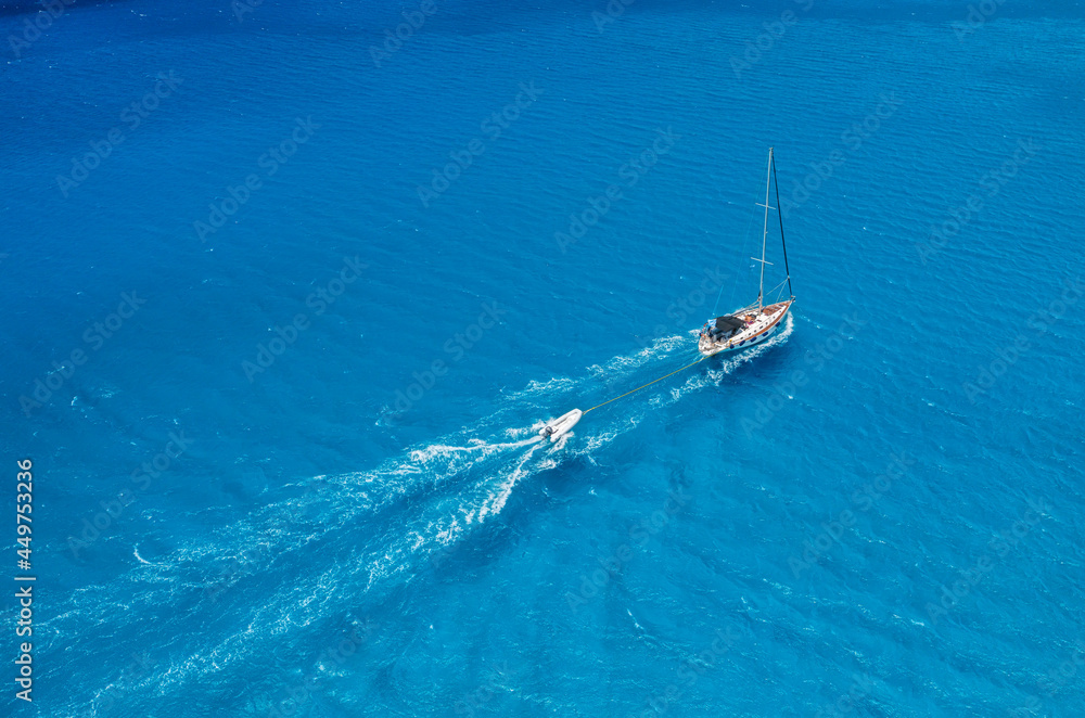 蔚蓝海面上游艇的鸟瞰图。地中海透明清澈的海水。Summ