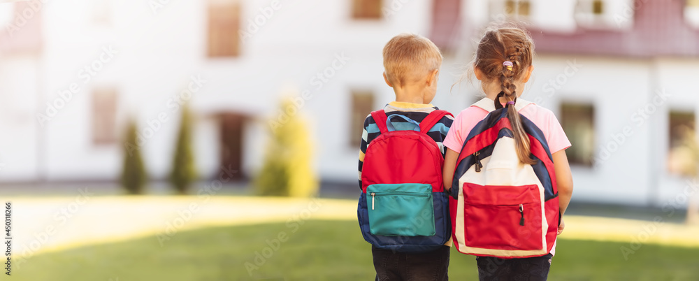 背着背包上学的孩子
