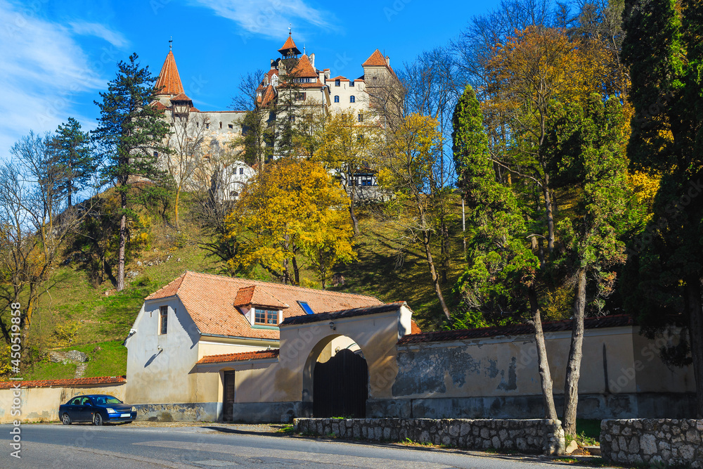 罗马尼亚特兰西瓦尼亚山上的秋景和布兰城堡