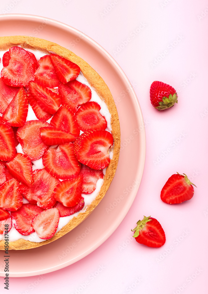 盘子里有美味的草莓派，背景色，特写