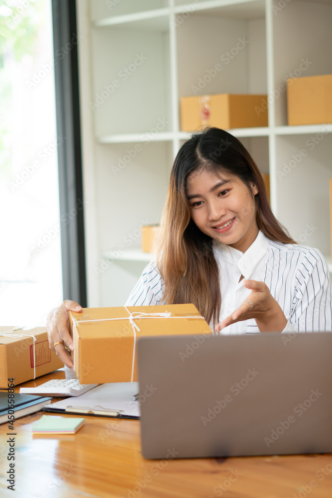 创业型小企业企业家SME，从事笔记本电脑和快递工作的年轻亚洲女性