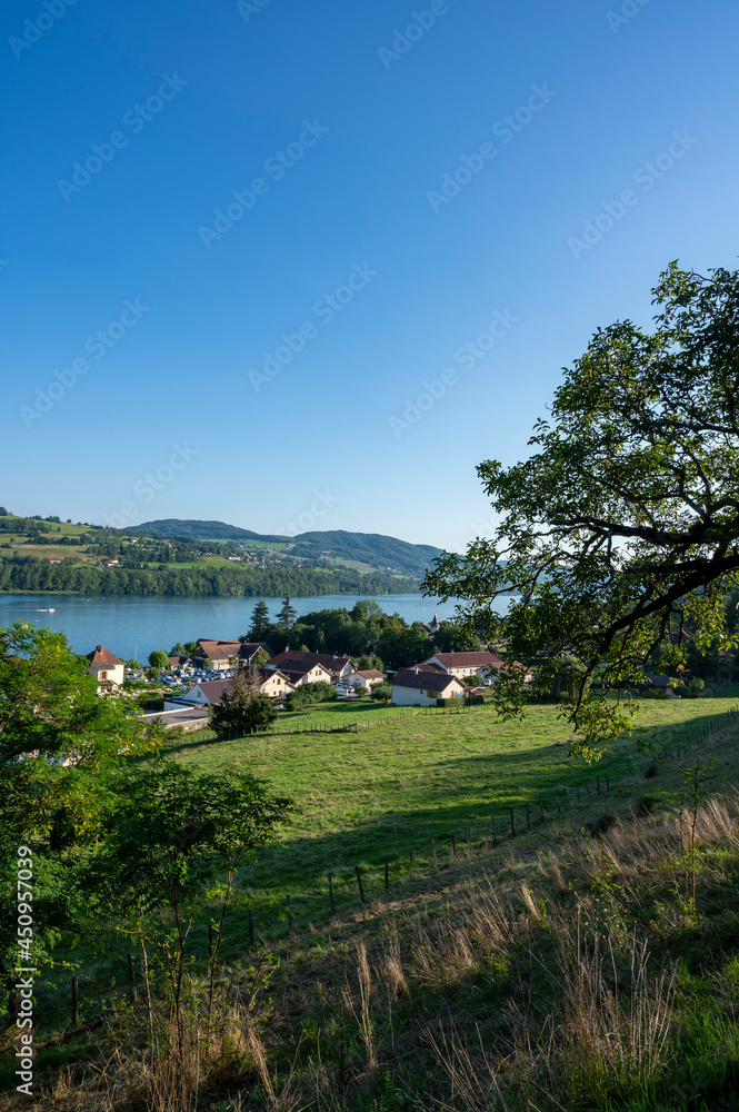 Paysage des villages du lac de Paladru en france en Isère en été