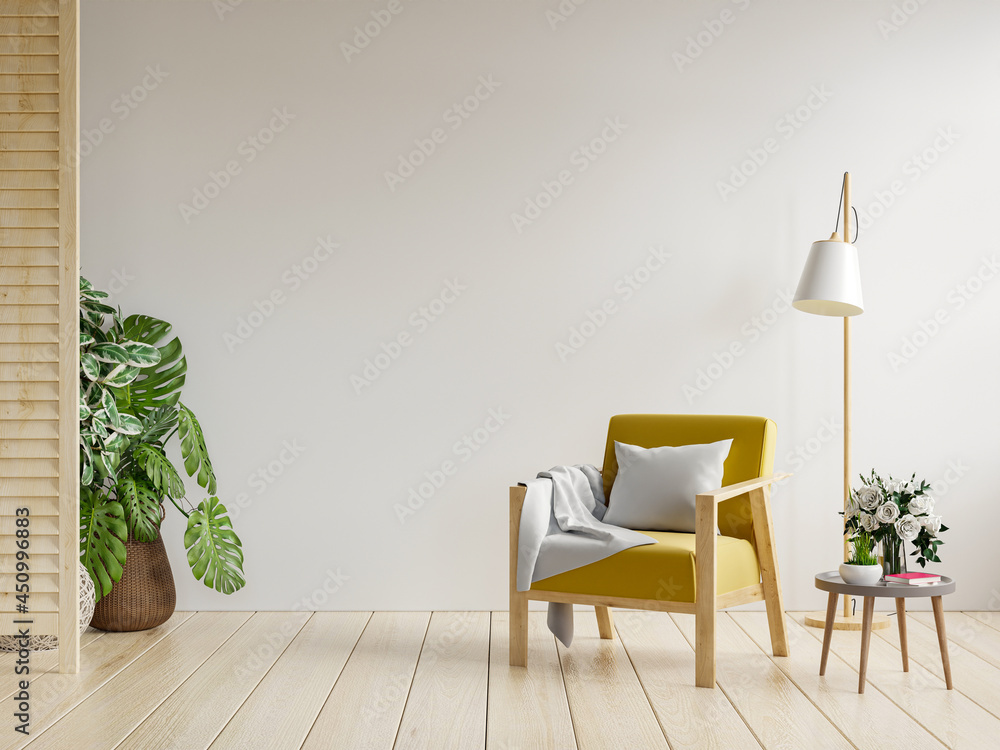 客厅内部的黄色扶手椅和一张木桌，白色墙壁。