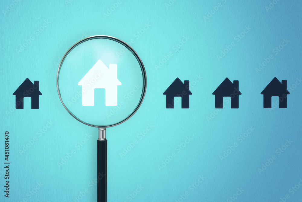 放大镜放大蓝色背景上的房屋图标。房屋和房产搜索概念。3D效果图
