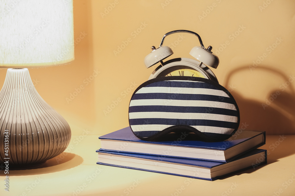 彩色背景带时钟和书籍的睡眠面罩