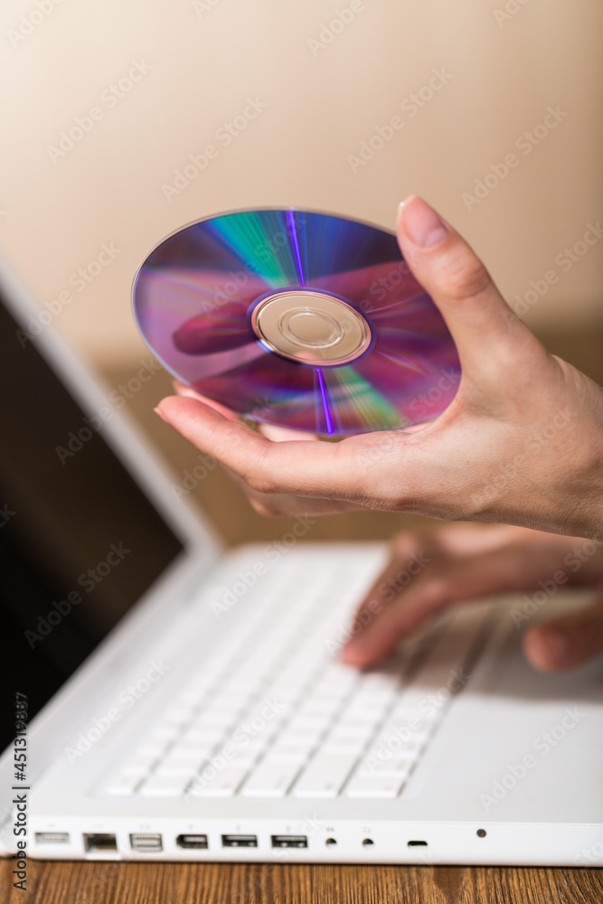笔记本电脑上的手持式CD、DVD