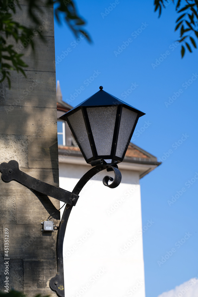 阳光明媚的夏日早晨，日内瓦老城的灯笼。摄于2021 7月29日，瑞士日内瓦