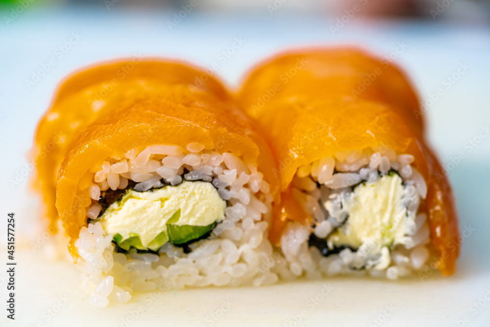 日本食品概念。费城寿司卷。桌边站着红鱼的卷。切好的