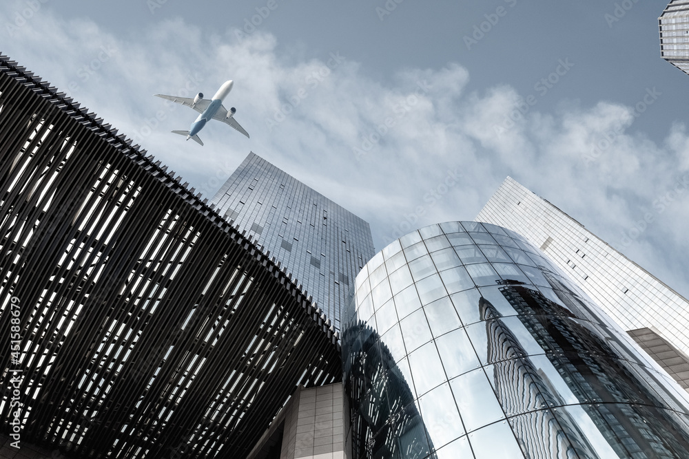 蓝天下有飞机的现代建筑