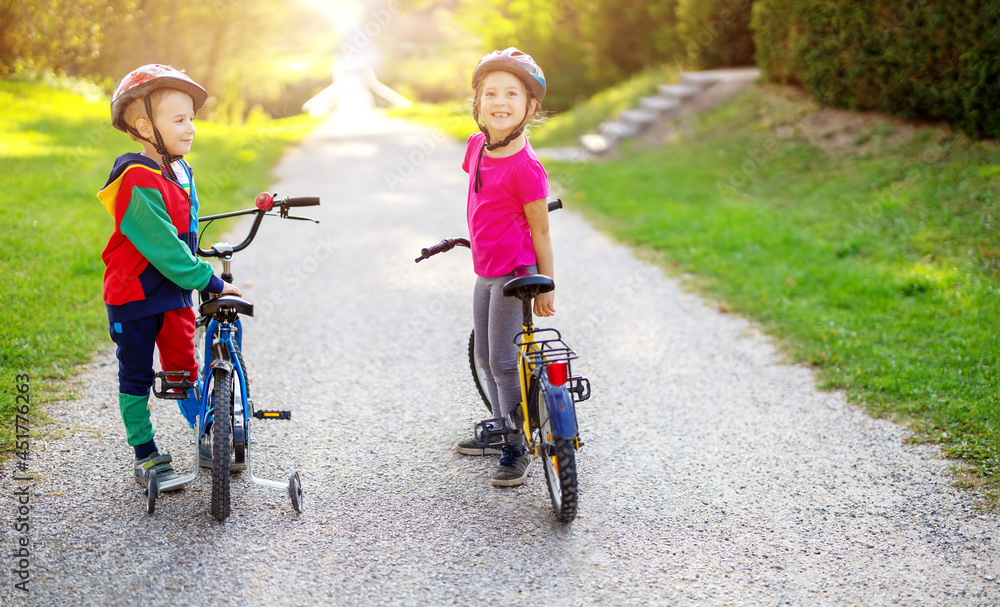 快乐的孩子们在公园里骑自行车