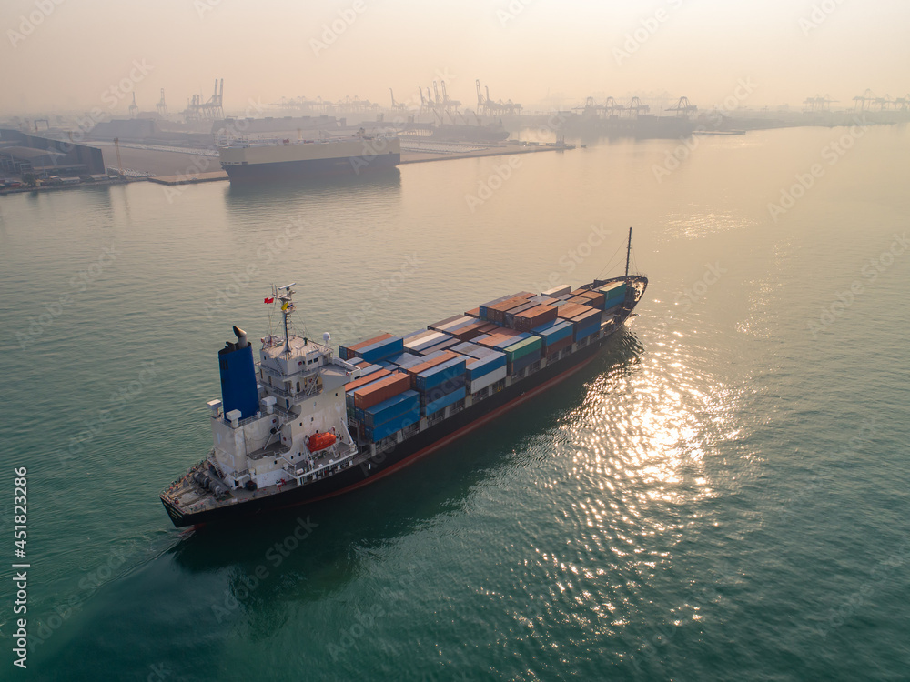 进出口业务和物流集装箱船。用起重机将货物运至港口。水