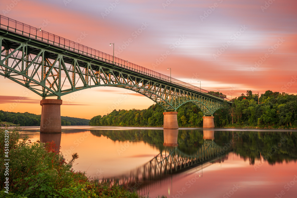 美国缅因州奥古斯塔，肯尼贝克河上的纪念桥景观