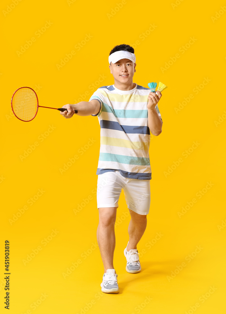 彩色背景的运动型男子羽毛球运动员