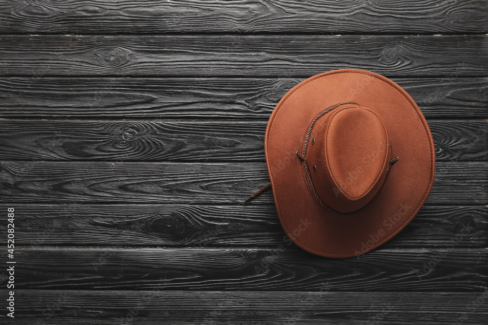 深色木质背景的时尚牛仔帽