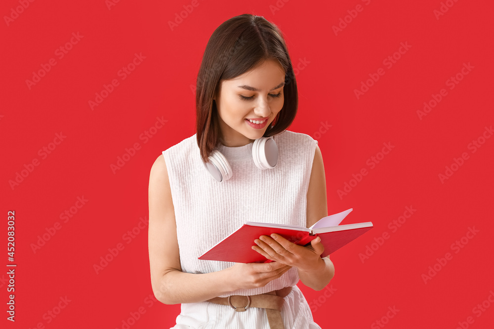年轻女性在彩色背景下读书