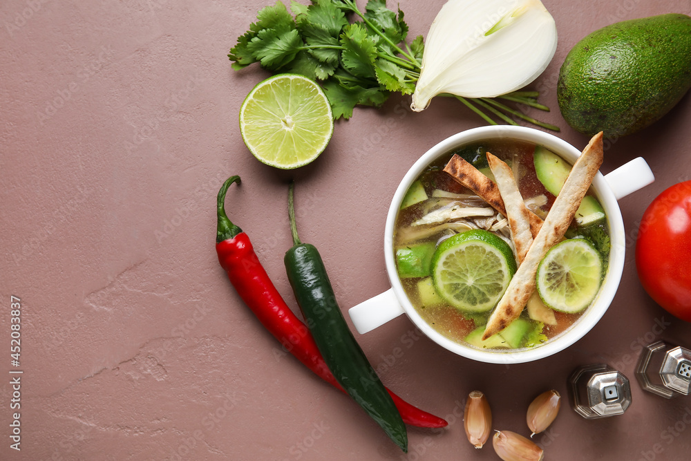在彩色背景上搭配美味的Sopa de Lima汤