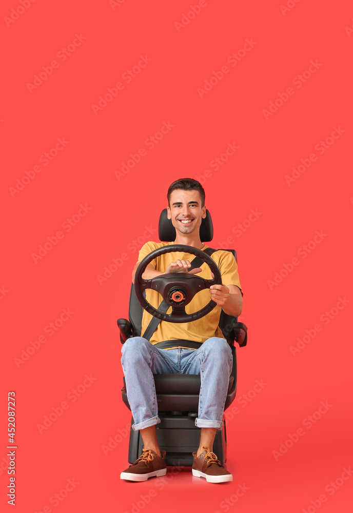 男子坐在汽车座椅上，方向盘为彩色背景