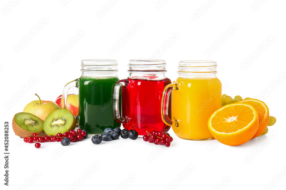 梅森罐，白底健康果汁、水果和蔬菜