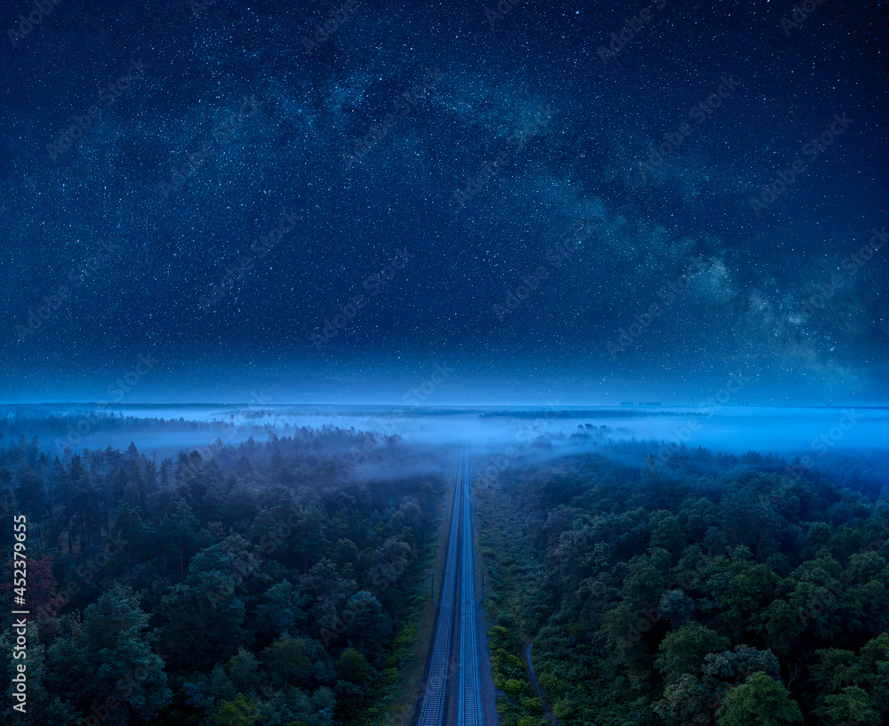 森林上空的星空和无人机拍摄的铁路视图