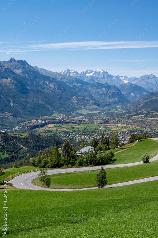 Paysage de montagne sur la vallée de Guillestre dans le massif du Queyras en été avec une route sinu