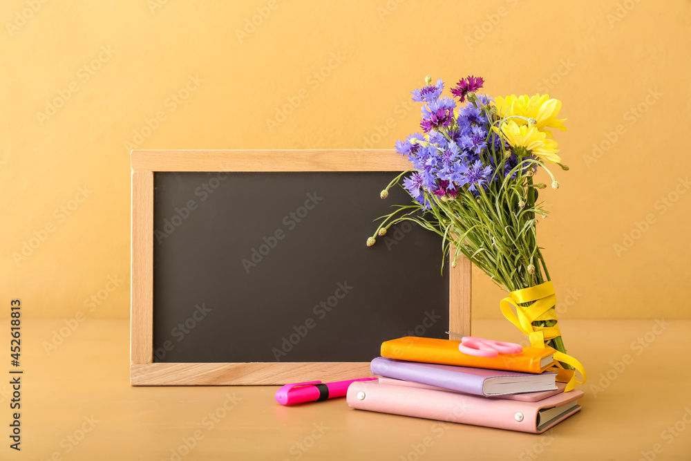 彩色背景的鲜花、文具和黑板。教师节庆祝活动