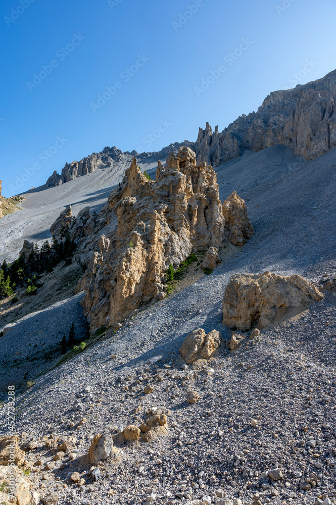 Paysage de montagne dans le massif du Queyras dans le département des Hautes-Alpes en été en France 