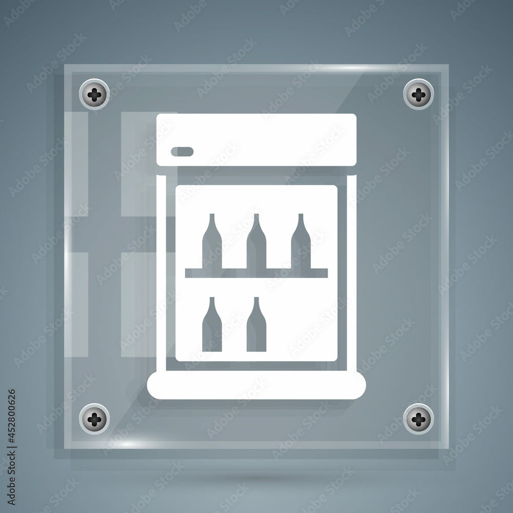 白色商用冰箱，用于储存灰色背景上隔离的饮料图标。适合鹳食用的易腐食品