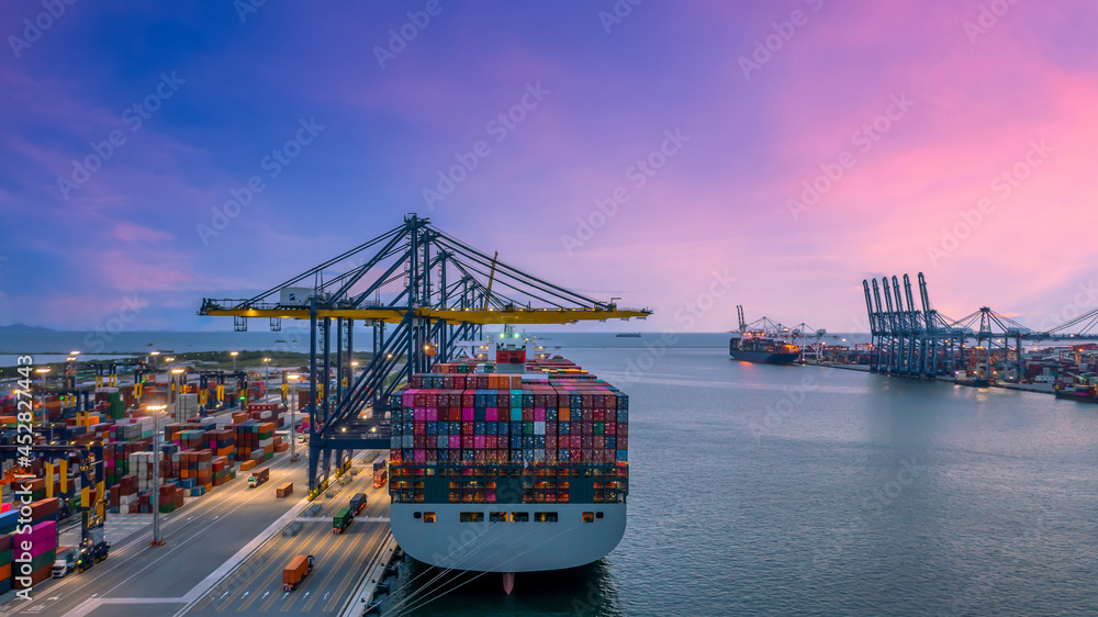 港口集装箱船夜航，全球商务物流进出口货运运输
