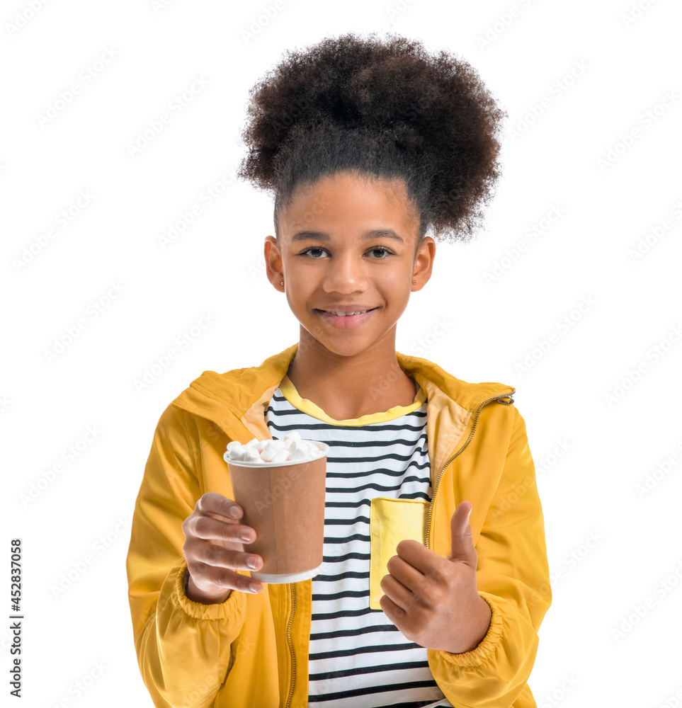 时尚的非裔美国少女，手里拿着一杯热可可，在白色后背上做拇指向上的手势